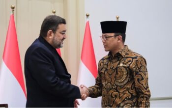 Menlu Sugiono menyampaikan surat dukacita kepada Duta Besar Iran untuk Indonesia, Mohammad Boroujerdi, di Jakarta pada Rabu, 4 Maret 2026. (Foto: Dok. BPMI Setpres/Istimewa)
