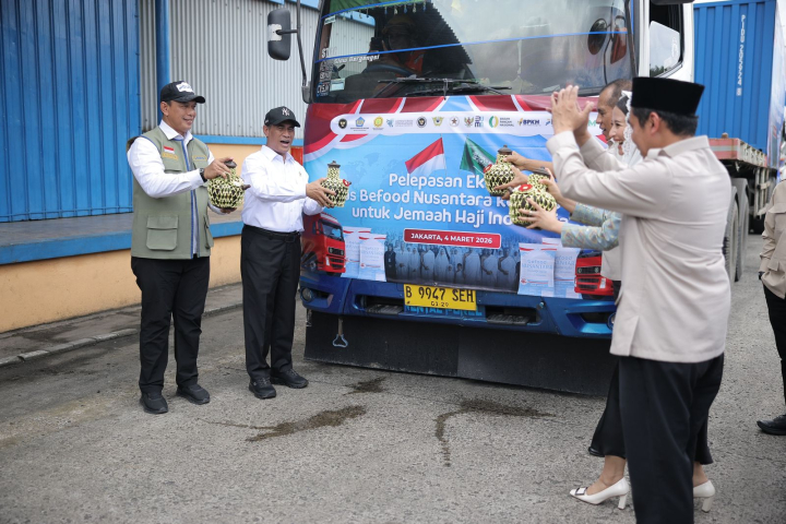 Mentan menyaksikan pelepasan ekspor perdana sekitar 2.280 ton beras premium ke Arab Saudi. (Foto: Dok. Kementan)