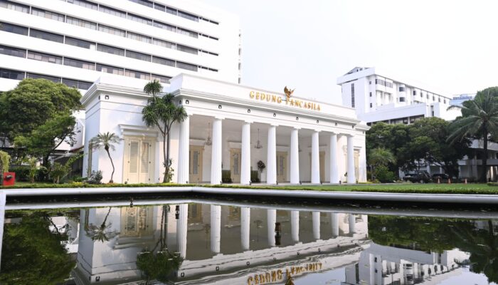 Timur Tengah Bergolak: Kemlu Minta WNI Tunda Perjalanan, Sebar Nomor Hotline Darurat