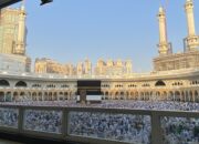 Jemaah umrah menunaikan ritual tawaf dengan mengelilingi Ka'bah di Masjidil Haram, Kota Makkah al Mukarramah, Arab Saudi. (Foto: Dok. Kemenhaj)