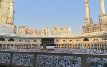 Jemaah umrah menunaikan ritual tawaf dengan mengelilingi Ka'bah di Masjidil Haram, Kota Makkah al Mukarramah, Arab Saudi. (Foto: Dok. Kemenhaj)
