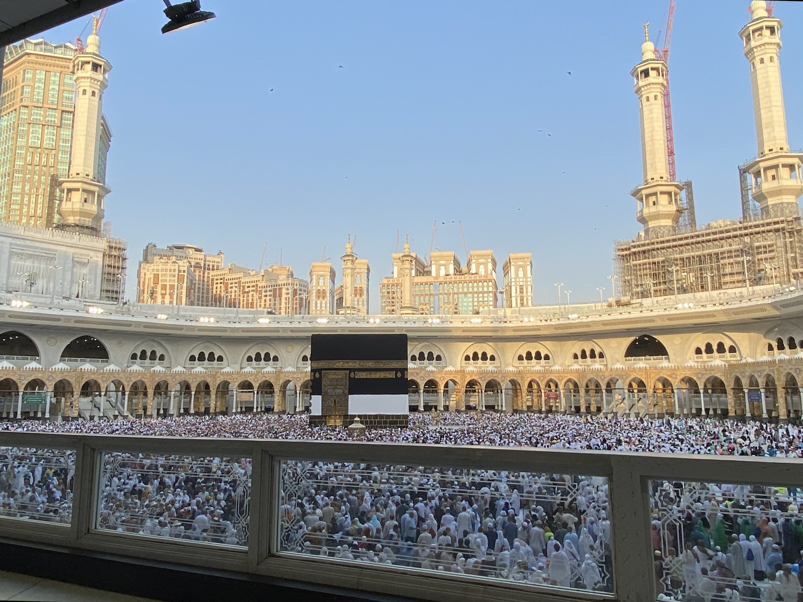 Jemaah umrah menunaikan ritual tawaf dengan mengelilingi Ka'bah di Masjidil Haram, Kota Makkah al Mukarramah, Arab Saudi. (Foto: Dok. Kemenhaj)