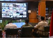 Presiden Prabowo menggelar konferensi video dengan para kepala daerah, aparat, dan masyarakat berbagai wilayah dari kediaman pribadi di Hambalang, Bogor, Jabar, pada Senin, 9 Maret 2026. (Foto: Dok. BPMI Setpres/Muchlis Jr)