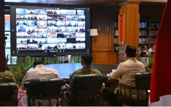 Presiden Prabowo menggelar konferensi video dengan para kepala daerah, aparat, dan masyarakat berbagai wilayah dari kediaman pribadi di Hambalang, Bogor, Jabar, pada Senin, 9 Maret 2026. (Foto: Dok. BPMI Setpres/Muchlis Jr)