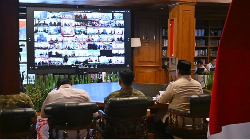 Presiden Prabowo menggelar konferensi video dengan para kepala daerah, aparat, dan masyarakat berbagai wilayah dari kediaman pribadi di Hambalang, Bogor, Jabar, pada Senin, 9 Maret 2026. (Foto: Dok. BPMI Setpres/Muchlis Jr)