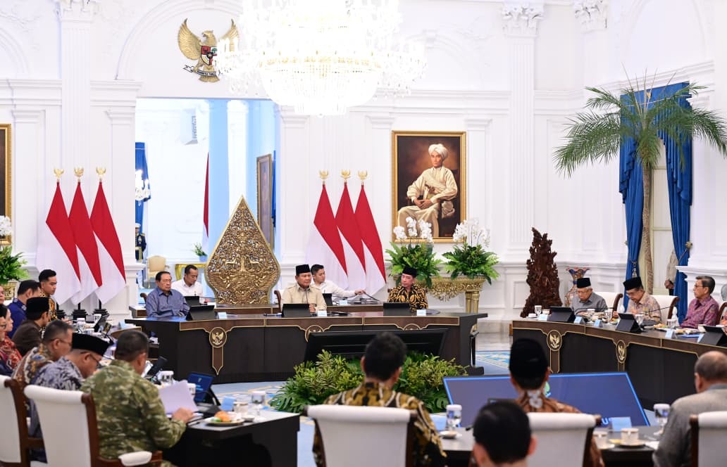 Presiden Prabowo Subianto menggelar pertemuan dengan sejumlah mantan presiden, wakil presiden, menteri luar negeri, serta ketum parpol di Istana Merdeka, Jakarta, Selasa malam, 3 Maret 2026. (Foto: Dok. BPMI Setpres)