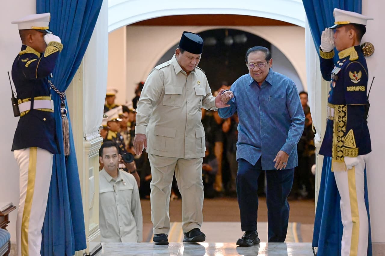 Presiden Prabowo Subianto menggelar pertemuan dengan sejumlah mantan presiden, wakil presiden, menteri luar negeri, serta ketum parpol di Istana Merdeka, Jakarta, Selasa malam, 3 Maret 2026. (Foto: Dok. BPMI Setpres)