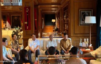 Presiden Prabowo menggelar pertemuan hangat bersama para mantan ajudan dan pengawal yang pernah mendampinginya semasa berdinas di TNI, pada Minggu, 8 Maret 2026, di Hambalang, Bogor, Jabar. (Foto: Dok. BPMI Setpres/Medsos @sekretariat.kabinet)