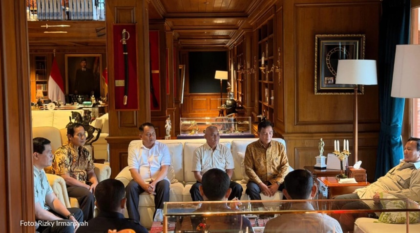 Presiden Prabowo menggelar pertemuan hangat bersama para mantan ajudan dan pengawal yang pernah mendampinginya semasa berdinas di TNI, pada Minggu, 8 Maret 2026, di Hambalang, Bogor, Jabar. (Foto: Dok. BPMI Setpres/Medsos @sekretariat.kabinet)