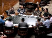 Presiden Prabowo menggelar rangkaian rapat bersama sejumlah menteri Kabinet Merah Putih di kediaman pribadinya di Hambalang, Bogor, Jabar, pada Minggu, 8 Maret 2026. (Foto: Dok. BPMI Setpres/Cahyo)