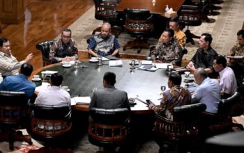 Presiden Prabowo menggelar rangkaian rapat bersama sejumlah menteri Kabinet Merah Putih di kediaman pribadinya di Hambalang, Bogor, Jabar, pada Minggu, 8 Maret 2026. (Foto: Dok. BPMI Setpres/Cahyo)