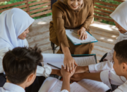 DPR: Guru Akan Dimuliakan sebagai Profesi, Kesejahteraan hingga Status PPPK Disorot dalam RUU Sisdiknas