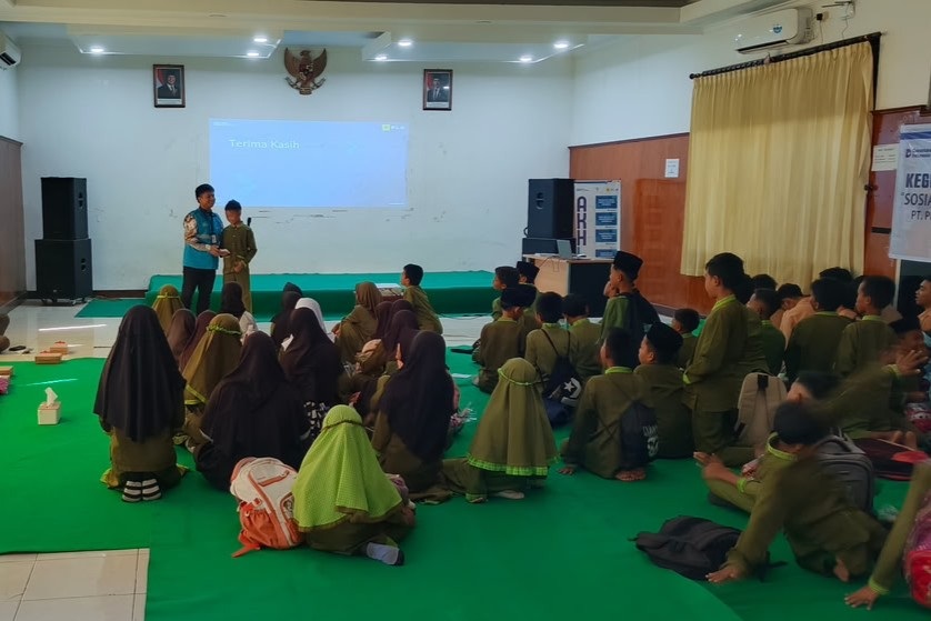 Sosialisasi PLN Dwipantara di SD Negeri 1 Labuhan, Kabupaten Sumbawa, Nusa Tenggara Barat, Minggu (21/6/2026)